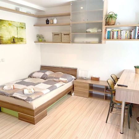 Krasny Apartman U Lesa, Trolejbus Do Centra A Bvv, Parkovani Zdarma Бърно Екстериор снимка